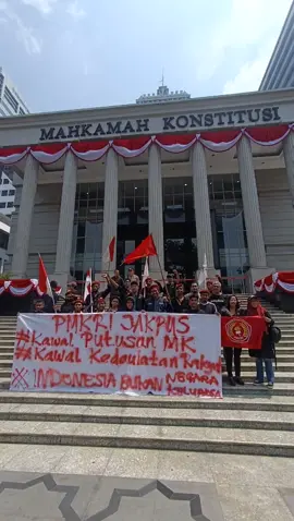 Aksi damai PMKRI Cabang Jakarta Pusat bersama para Guru Besar, Akademisi, Aktivis Pro Demokrasi dan Aktivis '98 dalam mengawal Keputusan MK. #pmkrijakpus #pmkri #mk #kawalputusanmk #mahkamahkonstitusi #selamatkandemokrasi 