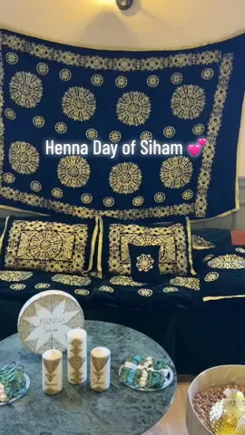 Commande personnalisée de bougies décor fassi , bendir décor fassi ,bracelets verts et blanc pour les invitées et la mariée 😍      #hennaday #hennalove #henne #bendir #bougiespersonnalisées #art #pourtoi #fassi #hennenaturel #hlel #mariage #tradition #traditionaltattoo #maroc #pourtoii #foryou #henne 