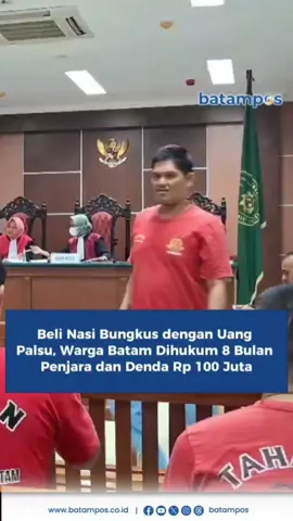 Nabar Simatupang, pekerja serabutan divonis 8 bulan penjara karena nekat membelanjakan uang pecahan Rp 100 ribu palsu demi sebungkus nasi. Tak hanya itu, Nabar juga diwajibkan membayar denda Rp 100 juta, yang apabila tak dibayar maka diganti dengan dua bulan penjara. Vonis terhadap Nabar dijatuhkan majelis hakim yang dipimpin Setyaningsih dengan dua hakim anggota di Pengadilan Negeri  Batam. Dalam amar putusan, dijelaskan Setyaningsih bahwa perbuataan Nabar tak ada alasaan pemaaf dan pembenar. Karena sudah mengedarkan mata uang palsu yang jelas dilarang oleh negara. Mengedarkan dan/atau membelanjakan rupiah yang diketahuinya merupakan rupiah palsu sebagaimana yang didakwakan kepada terdakwa dalam dakwaan yaitu melanggar Pasal 36 Ayat (3) UU RI No. 7 Tahun 2011 tentang Mata Uang (dalam dakwaan Primair Penuntut Umum). “Karena itu terdakwa sudah seharusnya dihukum sesuai dengan perbuataanya,” ujar Setyaningsih, Rabu (21/8/2024). Menurut hakim, hal memberatkan perbuataan Nabar karena meresahkan masyarakat dan tidak mengikuti larangan pemerintah dalam peredaraan uang palsu. Sedangkan hal meringankan terdakwa menyesali dan tidak mempersulit proses persidangan. Reporter & video : Yashinta Baca selengkapnya klik di www.batampos.co.id #sidang #uangpalsu #nasibungkus #batam #batampos #tiktokberita 