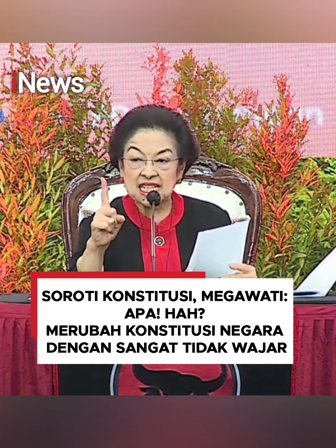 Ketua Umum PDI-P, Megawati Soekarnoputri menyebut dinamika politik di tanah air dalam beberapa waktu terakhir membuatnya gelisah. Megawati mengatakan, Pancasila landasan ideologi dan Undang-Undang Dasar (UUD) 1945 sebagai konstitusi seharusnya menjadi landasan dalam kehidupan berbangsa dan bernegara. Namun, yang terjadi justru sebaliknya. Ia juga menyoroti soal konstitusi di Indonesia, Megawati menyindir dengan mengatakan, merubah konstitusi negara dengan sangat tidak wajar. #Megawati #PDIP #Konstitusi