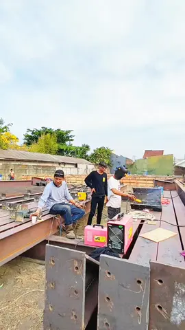 nyangkrok o rek😁 #proyekbajaberat #proyekbajawf #JelajahMerdeka #kumpulangtukang #tukanglasborongan #kontraktorbaja #konstruksibaja🥰🥰🥰🥰 #kontruksibajaindonesia #kumpulanvidioproyek #kontruksibajaindonesia #proyekkonstruksibajaberat #tukangbangunrumah #proyekbaja🤟 #tukangbaja 