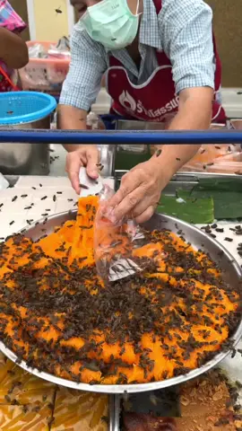 The Most Unique Bee Bread in Thailand! Bee Topping is Free! #bee #fyp #viral #tiktokfood  📍ขนมหวานไทยโบราณ ตลาดวัดหลวงพ่อโสธร https://maps.app.goo.gl/ok9PtMLFEMPgoGgH9 134 Thep Khunakon Rd, Na Mueang, Mueang Chachoengsao District, Chachoengsao 24000 ⏰ 5pm open