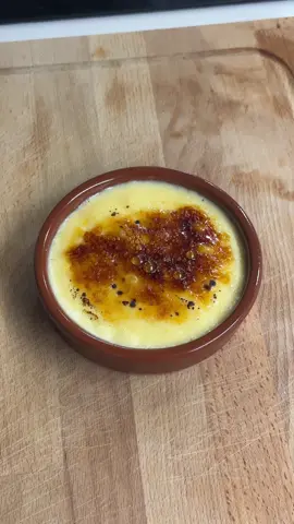 ⭐️CREMA CATALANA⭐️ Ingredientes:  - 400ml leche entera 🥛  - 90g de azúcar  - Piel de limón 🍋  - Piel de naranja 🍊  - 100ml de nata líquida  - 4 yemas de huevo 🥚  - 25g de maicena  - Canela en rama  1. En una olla, calentamos la leche con la nata. Añadimos las pieles de la naranja y del limón y la canela en rama. Vamos a dejar que se caliente y antes de que roma a hervir la retiramos del fuego y reservamos.  2. en un bol, añadimos las 4 yemas, el azúcar y la maicena y removemos bien hasta tener una pasta líquida. 3. Colamos la leche al bol con las yemas y removemos. Volvemos a echarlo a la olla y SIN DEJAR DE REMOVER y a fuego medio, vamos a conseguir la textura de la crema. 4. Añadimos la crema al recipiente. Lo cubrimos con azúcar y lo flambeamos hasta que quede tostado. Y A DISFRUTAR 🤍🤍🤍🤍