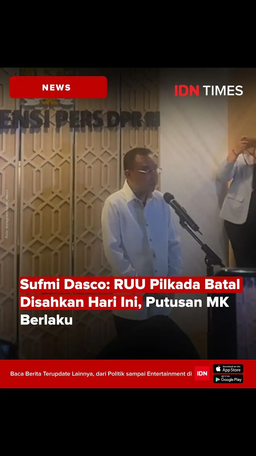 Wakil Ketua DPR RI Sufmi Dasco Ahmad menegaskan, RUU Pilkada batal disahkan dalam rapat paripurna, Kamis (22/8). Rapat paripurna batal digelar karena peserta tak memenuhi kuorum. Dasco menegaskan, otomatis putusan Mahkamah Konstitusi (MK) Nomor 60 PUU-XXII/2024 dan Nomor 70 PUU-XXII/2024 tetap berlaku pada pendaftaran calon kepala daerah yang dibuka pada 27 Agustus 2024. “Ya, putusan MK itu kan berlaku dan bersifat final and binding. Ketika ada UU baru tentunya UU baru, tapi UU barunya enggak ada, jadi kita tegaskan di sini putusan yang berlaku Putusan MK Nomor 70,” kata Dasco dalam konferensi pers, di Jakarta, Kamis (22/8). Lantas, apakah syarat usia calon kepala daerah dan ambang batas yang masih dipertanyakan masyarakat otomatis batal? Dasco menjelaskan, ketika Revisi UU Pilkada batal disahkan, maka semua poin yang diusulkan di dalam rapat panitia kerja (panja) di Baleg DPR pada Rabu (21/8), batal sepenuhnya. Menurut Dasco, Komisi Pemilihan Umum (KPU) akan menindaklanjuti putusan MK tersebut dalam menyusun Peraturan KPU. “Ya kalau Revisi UU Pilkada batal semua poin batal, bahwa kemudian pelaksaanaan dari hsil putusan mk nomor 60 dan 70 nah itu KPU yang akan mengatur KPU,” tutur dia. #idntimes #idntimesnews #tiktoknews #tiktokberita #kawalputusanmk #putusanmk  #dasco #sufmidasco 