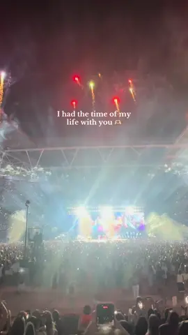 When they point to the pictures, please tell them my name. 🫶🏻 #taylorswift #taylorsversion #theerastour #theerastourtaylorswift #wembley #TSTheErasTouronTikTok @Taylor Swift @Taylor Nation 