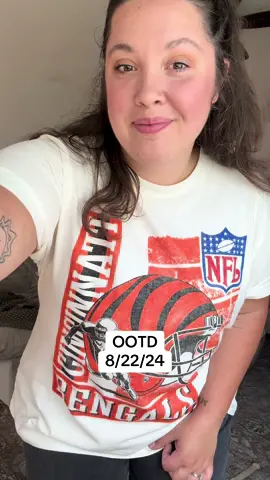 WHO DEY THURSDEY 🐅 tshirt: @abercrombie  jeans: vintage @Lane Bryant  shoes: @PUMA pulermo #size18style #size18fashion #OOTD #fallfashion #falloutfitinspo #thriftedfashion #wfhoutfit #plussize #wfh 