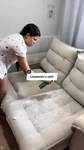 Essa espuminha é magica mesmo ✨ #limpeza #limpezadeestofados #faxina #dicas #donadecasa #shopee 