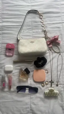 What’s in my bag 🎀🫧🤍 #essentials #jewelryideas #jewelryaesthetic #jewelrymusthaves #musthaves #whatsinmybag #girlytok #bagessentials #hotgirlessentials #jewelrytok