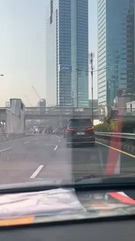 Selamat pagi Jakarta Tetap dilajur kanan, ijin melintas 🫡 🚗 : @pilotgagal26  #fyp #fypシ #carspotting #pilotdarat #mantanprotokol7.3 #toyota #alphard #camry #hiace #patwal 