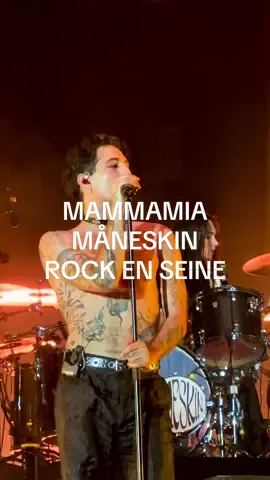Cause i’m Italianoooo 🤌🏼🇮🇹 MAMMAMIA - MÅNESKIN Rock en Seine @Rock en Seine @Måneskin @Victoria De Angelis @Damiano David  #rockenseine #maneskin #damianodavid #victoriadeangelis #ethantorchio #thomasraggi 