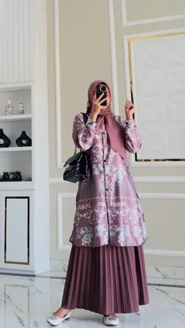 Cakep banget APRIDA Tunik 😍🥰 Kalau aku jadi kalian ada viti ini muncul d fyp bakal langsung cekout 🔥😍 #zalfaoutfit #outfitideas #tunikkekinian #longtunikpremium #outfit #fyp #fypシ 
