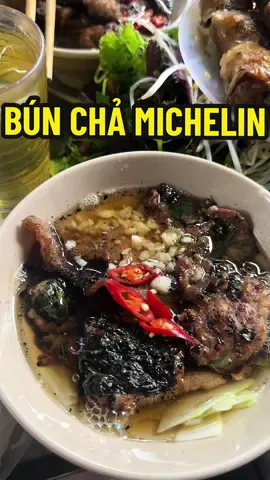 📍Bún chả Tuyết - 34 hàng than Michelin 2024 hôm nào đi qua cũng đông nghịt khách ngồi trong ngồi ngoài trải dài vỉa hè Cảm nhận 1 bát siêu đầy đặn, ú ụ thích, siêu nhiều, gọi đồ siêu nhanh, dù đông khách nói 1 lần cô nhớ luôn.  Thịt mềm ẩm đậm vị, có chả xương sông nữa nè. Nem giòn tan ăn nóng ngon lắm. Mỗi tội nước mắm thấy hơi nhạt, mình thích ăn đậm vị hơn 💵 50k/bát siêu đầy đặn, 10k/nem , 5k/trà đá, chấp nhận đc nha Chấm: 7,5/10 #bunchatuyet #michelin2024 #bunchahangthan #homnayangi #titiangi #angicungduoc 