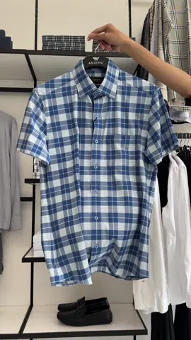 1SS023AZ FORM DÁNG: Dáng vừa/ Regular Fit THIẾT KẾ: - Áo sơ mi ngắn tay phom Regular Fit suông nhẹ, phù hợp với mọi dáng người. - Áo thiết kế đơn giản, tà lượn không túi ngực, họa tiết xanh kẻ trắng trẻ trung, mang đến phong cách thời thượng và lịch lãm cho các quý ông. CHẤT LIỆU: - 86,8% Nylon cho bề mặt vải độ mịn mượt, mỏng nhẹ - 13,2% Spandex tạo độ co giãn nhẹ MÀU SẮC: Xanh kẻ trắng SIZE: 38/39/40/41/42/43 #CapCut #somi #thoitrangnam #congso #xuhuong 
