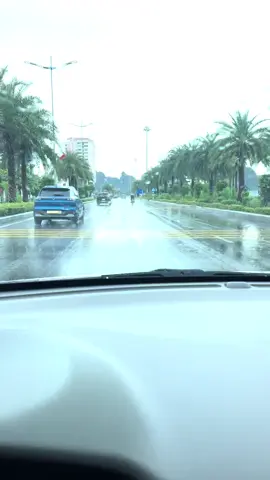 Hạ Long vào một ngày mưa! Dù mưa hay nắng TP biển vẫn luôn thơ mộng và lãng mạn! Nếu bạn có lỡ đi du lịch Hạ Long vào một ngày mưa, hãy lái xe đi dọc tuyến đường bao biển Hạ Long - Cẩm Phả để chiêm ngưỡng vẻ đẹp mà tạo hoá ban tặng cho Hạ Long thân yêu!