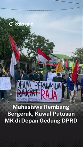 Jumat siang, Gedung DPRD Rembang mendadak ramai oleh aksi ratusan mahasiswa yang turun ke jalan untuk mengawal putusan penting Mahkamah Konstitusi (MK). Dengan semangat yang berkobar, mereka menggelar demonstrasi damai sebagai wujud kepedulian terhadap masa depan hukum di Indonesia. Para mahasiswa membawa spanduk, poster, dan menggelar orasi yang menggugah, menyampaikan pesan tegas kepada pemerintah dan DPRD untuk menolak revisi UU Pilkada dan sejumlah kebijakan Pemerintah Joko Widodo (Jokowi) yang dinilai menyalahi amanat reformasi. Aksi ini berjalan tertib dengan pengamanan ketat dari kepolisian, memastikan semuanya berlangsung aman. Demonstrasi ini menjadi simbol keberanian generasi muda Rembang dalam memperjuangkan keadilan dan demokrasi. Mereka menunjukkan bahwa mahasiswa tak hanya duduk di bangku kuliah, tetapi juga siap turun ke jalan ketika keadilan dipertaruhkan. #rembang #rembang24jam #rembanghits #rembangstory #mahasiswa #dpr #mk #kawalkeputusanmk 
