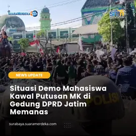 Aksi demo mahasiswa yang mengawal Putusan Mahkamah Konstitusi (MK) di depan Gedung DPRD Jawa Timur pada Jumat (23/8/2024), berubah menjadi tidak kondusif setelah memasuki pukul 13.45 WIB. Berdasarkan pantauan Suara Merdeka Surabaya situasi mulai memanas ketika massa aksi melempar botol ke arah petugas kepolisian yang berjaga di depan gedung. Ketegangan ini dipicu oleh aksi mahasiswa yang berusaha menerobos kawat berduri untuk masuk ke dalam gedung. Para mahasiswa merasa kecewa karena tidak ada perwakilan anggota DPRD Jatim yang menemui mereka. Kondisi semakin memanas ketika beberapa oknum dari massa aksi melemparkan botol dan kardus ke arah petugas keamanan. Aksi pelemparan tersebut kemudian diikuti oleh massa lainnya. #jatim #jawatimur #suaramerdekasurabaya #suaramerdekajatim #suaramerdekanetwork #suaramerdeka 