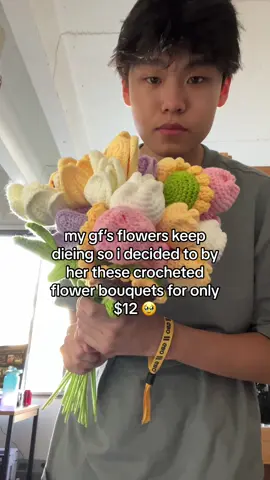 its on sale rn!! these crocheted flower bouquets are so cute 🥹 #girlfriend #gift #giftideas #flowers #crochetflower #rose #boyfriend #bouquet 