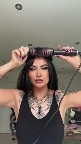 This blowout 🤤 folllow for more hair tutorials + tips ✨ #blowoutbrush #wavytalk #wavytalk5in1 #blowout #blowoututorial #hairtutorial #hairstyletutorial #easyhairstyle #easyhairstyles #curlyhair #curlyhairblowout #tiktokshopblackfriday  #tiktokshopcybermonday #tiktokshopblackfridaysale 