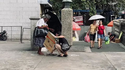 dumaan kame sa quiapo sa may simbahan, nakita ko si lola nahihirapan magbuhat ng mga gamit kaya nilapitan ko at tinulungan habang naambon, ang sarap pala sa pakiramdam na nakakatulong ka sa ibang tao habang walang hinihintay na kapalit, kung sino ka man po Godbless po lola, mag iingat po kayo palagi. #quiapochurch⛪🙏😇 
