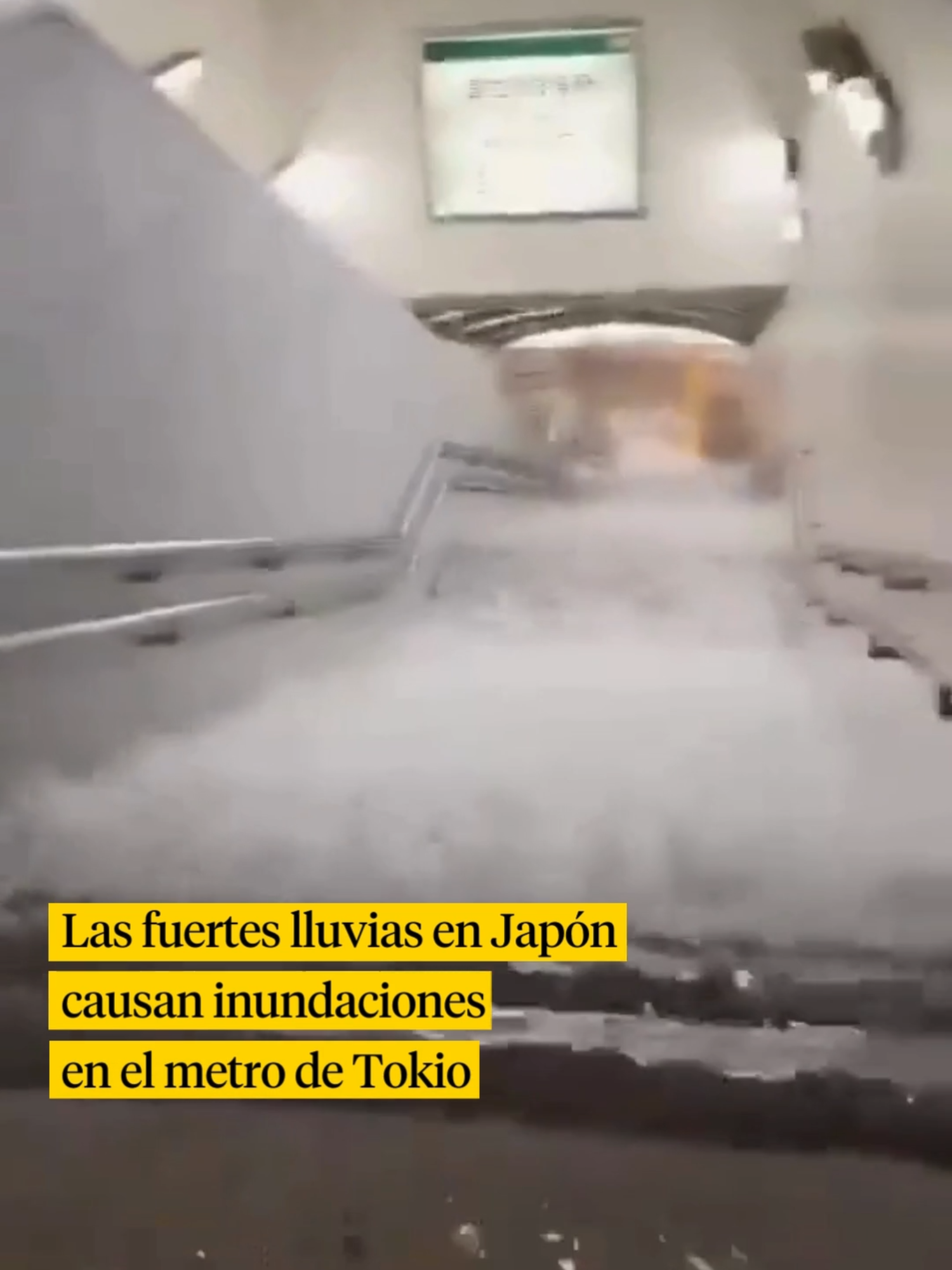 Calles y estaciones del metro se han inundado debido a las fuertes lluvias torrenciales en la región de Kanto, donde se encuentra la ciudad de Tokio, capital de Japón.En varios vídeos que circulan por redes sociales se puede ver cómo el agua entra de forma espectacular en el metro de Tokio, inhabilitando por completo los servicios y generando escenas verdaderamente apocalípticas. #tokio #inundaciones #metro #parati #tiktok #foryou