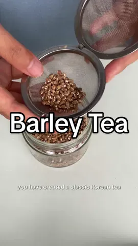 Barley is known to have cooling energy according to Korean medicine so we drink lots of cold 보리차 [bo•ri•cha], or barley tea, during summer 🇰🇷☀️❄️ We drink it all year round but it’s so much more refreshing and nostalgic during summer heat! Try this easy delicious comfort tea🙌 #koreancuisine #koreanfood #barley #barleytea #보리차 #Summer #healthyeating 
