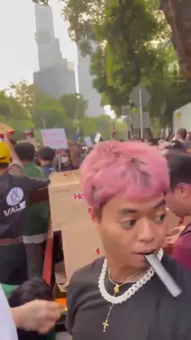 Reza arab terpantau membagikan makanan kepada mahasiswa saat aksi demo hari ini di Gedung KPU #KawalPutusanMk 
