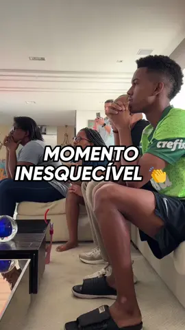 O MOMENTO QUE VAI FICAR MARCADO PRA SEMPRE! 🥲🇧🇷 A primeira convocação deve ser impossível de esquecer. Emocionante demais a reação do Estêvão com a família! ❤️ #FutebolInternacional