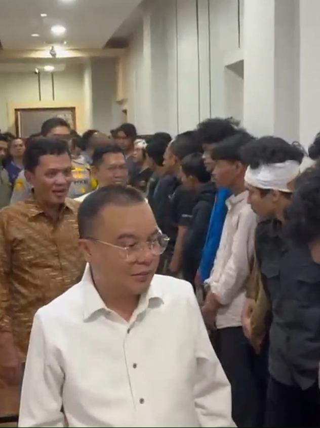 Mendampingi Wakil Ketua DPR RI, Pak @sufmi_dasco, dalam menjamin pembebasan para pendemo yang masih ditahan di Polda Metro Jaya. #HabiburokhmanDPRRI #Gerindra