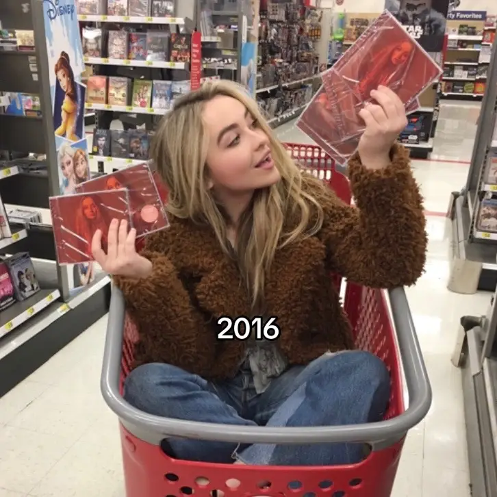 I love this tradition💋#sabrinacarpenter #tradition #target @Sabrina Carpenter #fyppppppppppppppppppppppp #ShortnSweet #cute 