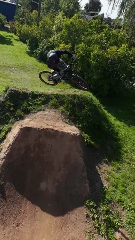 Flyin' around🤘🏻 @ALAUDARK @LazerSport @Leightback  #mtb #dirtjumper #dirtjumps 