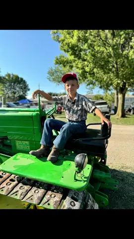 Fun at the thresher show at Tipton thank you to the Garrison family for letting Jackson drive the #JohnDeere crawler ##jacksonfarmer##justajacksonthing##roadtrip##farmtok##tractor##indiana##thatsallshewrote##fam