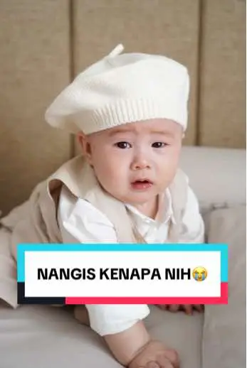 Cerita dibalik foto six month baby Ryu Slide 1 - Happy Baby udah six months! Slide 2 - Mulai semuanya dimasukin ke mulut Slide 3 - Kesel diambil tulisan six monthsnya soalnya kotor dimasukin mulut Slide 4 - NGAMOOOOK🫡 Slide 5 - NOOO jangan ambil my precious six months sign🤣🙏🏻 Slide 6 - Udala digibeng aja ama bapaknya  Happy six months, my precious little Ryu. Semoga kamu selalu sehat. Mami papi love you🫶🏻