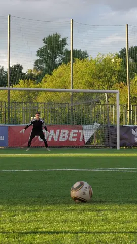 Crazy jabulani effect😳🎈  Credits: Slava Chernenko📝 #freekickvids #tiktok #football #fyp #fy #foryou #Soccer #satisfying #asmr #technique #knuckleball #effect #jabulani #jabulanieffect #goalkeeper #futbol #goalkeepertraining #jabulaniball #jabulanifootball #crazy #knuckleballfreekick #knuckleballs #knuckleballtraining #training #russia #russian #fypage 
