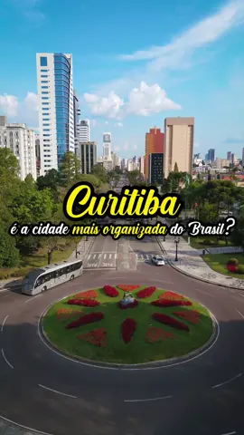 O QUE MAIS CHAMA A SUA ATENÇÃO NESTE TAKE? 😍🤔  Prédios, flores, edifícios comerciais, o primeiro shopping de Curitiba...  🏙️🌸🛍️  A Avenida Cândido de Abreu, no Centro Cívico, é o coração administrativo da capital paranaense. A avenida abriga importantes marcos como o Palácio Iguaçu, a Assembleia Legislativa do Paraná, o Tribunal de Justiça do Paraná, a Prefeitura de Curitiba, o Shopping Mueller e a Praça 19 de Dezembro.  Mesmo assim, graças ao planejamento urbano e às áreas verdes, o local transmite uma sensação de organização e tranquilidade. Você concorda? 😄  #curitiba #cwb #drone #curitibaporoutroangulo #dji #curitibaturismo #curitibando #curitibacool #curitibacult #cwbbrasil #viral #curitibalover #curitiba360 #curitibapr #curitibalovers #dronelife #dronepilot #dronefly #djimavicpro #dronedji #dronevideo #dronephoto #droneshots #dronestagram #avenidacandidodeabreu