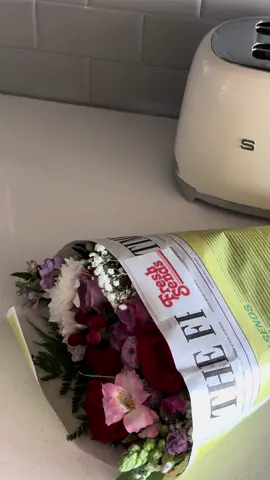 always a good day when fresh flowers show up on your door step💐🤍 @Fresh Sends  #asmr #freshsends #aesthetic #flowers #flowerarrangement #aestheticvideos #pinterestaesthetic #pinterest #fyp #viral 