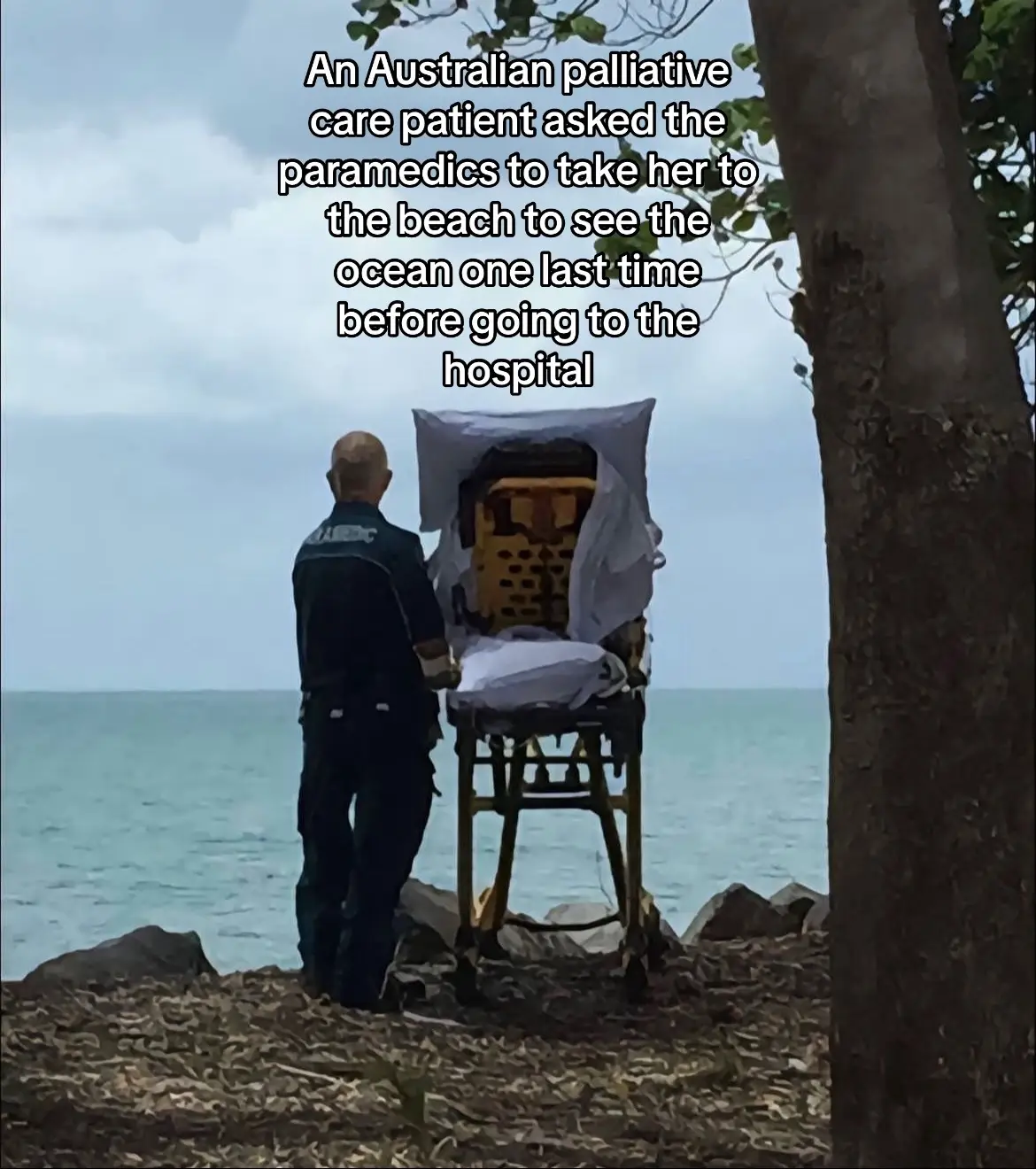 An Australian palliative care patient asked the paramedics to take her to the beach to see the ocean one last time before going to the hospital. The paramedics made a special stop at her local beach to fulfill her request.