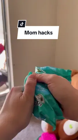 Love these hacks 🤩👍🏻 #momhacks #momof2 #DIY #wishiknew #lifehacks #forbaby #teethingbaby #babyjuice #pacifier #firsttimemom #typ 