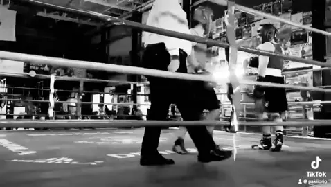 L’ amore che ho per questo sport lo può capire solo chi lo pratica. Ho smesso quando i miei problemi personali mi hanno afflitto l anima ma prometto che quando ritoreneró cercheró di rendere il sogno che ho da qualche anno possibile.  #boxing #boxeo 