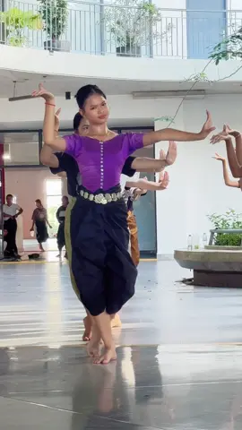 នារីជាជួរ រាំរបាំព្រថោង 🇰🇭 #cambodia #fyp #duet #dance 