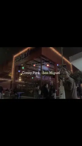 Registro Coney Park de San Miguel, con su nuevo diseño de color rojo y lleno de luces, ambientado como una feria ¿Prefieres este diseño o extrañas el antiguo?  . . . #streetphotography #documentary #coneypark #cinematic #aestheticvibes #fujifilm #lima #fyp #peru #cinematicvideo #sanmiguel 