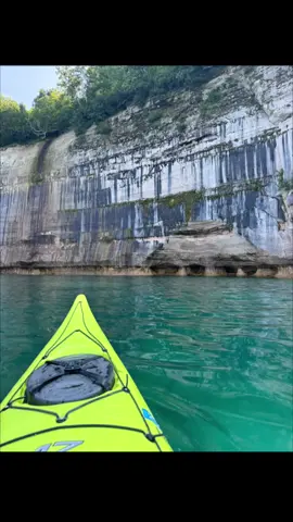 A good week with PRK paddling the #picturedrocksnationallakeshore  😎 #paddlepicturedrocks #picturedrockskayaking #kayaktour #munisingmichigan #rocks #lakesuperior 
