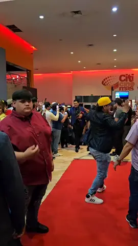 Llegada de mi compa CAMARON al estreno de su película en compañía de todos los youtubers  #culiacan