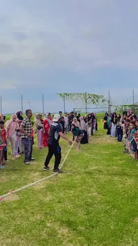 Momen ketika wasit perlombaan tarik tambang terpental akibat lambat mengangkat kaki atau keduluan ditarik tali tambang oleh peserta di lapangan Cot Bada Sagoe, Kec. Peusangan, Bireuen. Sabtu (17/8/2024). 🎥 anakpakmus123 #MataDonya 