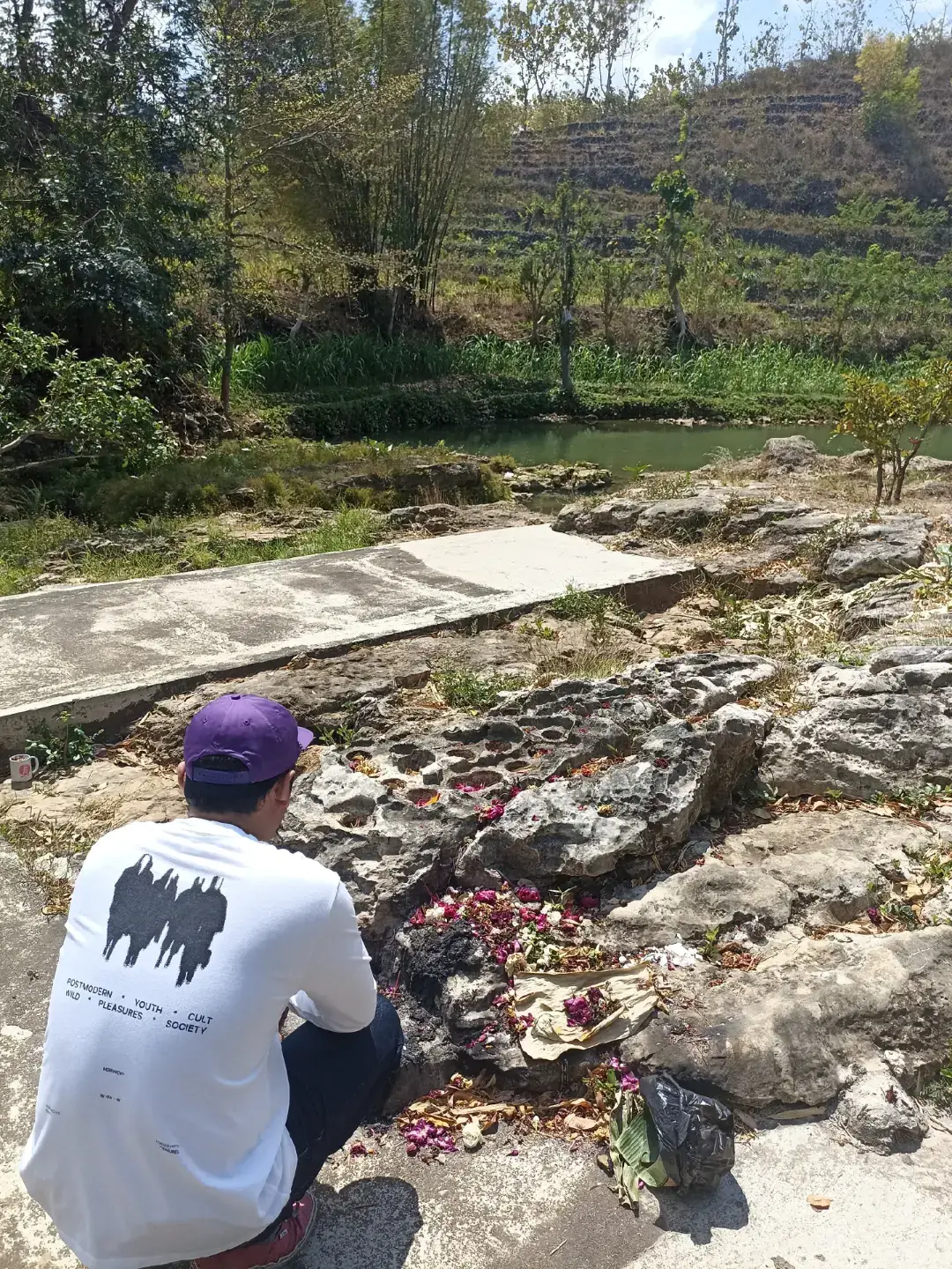 Watu Dakon. Watu Dakon adalah tempat Ki Ageng Giring yang sedang kecewa, gundah, sangat marah karena Wahyu Degan Gagak Emprit telah diminum oleh saudara seperguruannya yaitu Ki Ageng Pemanahan, sampai menangis mengeluarkan air mata dan menetes di bebatuan ini hingga batu tersebut menjadi berlubang. Maka tempat ini dikenal dengan nama 