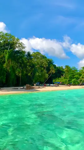 Biak dan Culture Shock yang sa alami. Untuk keliling Pantai ini dengan Perahu hanya 10K/org, sepertinya daerah lain harus studi banding ke Biak untuk lihat de pu Parawisata yang ramah di kantong masyarakat ini ❤️                                     🌴Pantai Soryar , Biak Numfor 