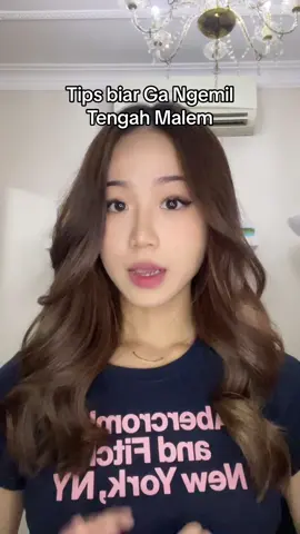 Siapa yang selalu ngemil tengah malem? Nih ada Tips biar kamu ga ngemil tengah malem!! Biasa kamu ngemilin apa kalo tengah malem??#tipsdiet #diet #weightloss #diettips 