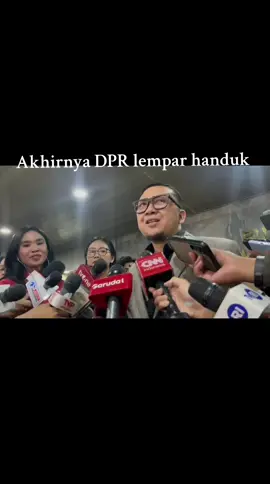 Akhirnya DPR lempar handuk setelah didemo para mahasiswa dan kelompok civil society di seluruh Indonesia terkait aturan main dalam Pilkada 2024. Komisi II DPR menyetujui Peraturan Komisi Pemilihan Umum (PKPU) yang mengadopsi putusan Mahkamah Konstitusi (MK) No 60 dan No 70, dalam rapat di Jakarta, Minggu, 25 Agustus 2024.  Ketua Komisi II DPR, Ahmad Doli Kurnia, menyebut tak perlu ada syak wasangka terkait begal konstitusi dan begal demokrasi. Padahal pada 21 Agustus 2024 Badan Legislasi DPR meloloskan RUU Pilkada yang tidak mengakomodir putusan MK. #demomahasiswa #begalkonstitusi #begaldemokrasi #pilkada2024 