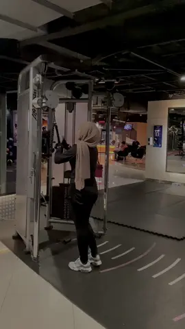 #GymTok #gymgirl #gymrat #backday #gymhijab 