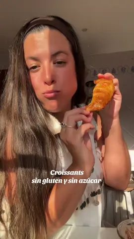 CROISSANTS SIN AZÚCAR Y SIN GLUTEN al estilo de RORO 💘 @RoRo  Ingredientes: Obleas de arroz 2 huevos Canela Leche (la que quieras) Mantequilla Preparación: Bates los ingredientes y mojas las obleas en la mezcla, cada croissant lleva 3 obleas de arroz. Se mete en el horno a 180 unos 20-25 minutos y listo. #roro #recetas #recetasfaciles #recetassaludable #Receta #recetacasera #nutrición #nutriciontips #nutricion #nutritivo #postres #postrescaseros #postressinazucar #sinazucar #celiaco #celiaquia #sinazucarrefinada