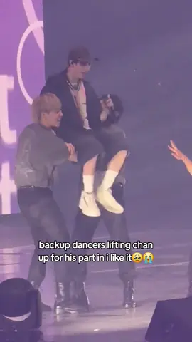 I love how they're good friends with dancers too🥹🫶 #bangchan #skzconcert #skz #fyp #elshuc 